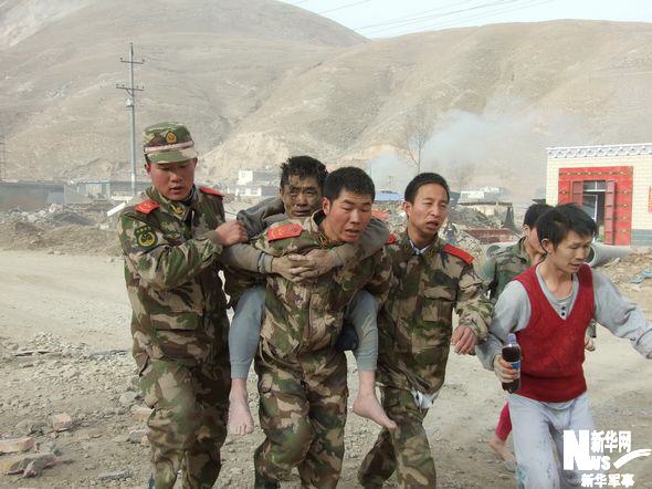 Up to 8 p.m., April 14, Yushu armed police have dug out with their own hands 960 people trapped in the ruins, including 62 bodies. 