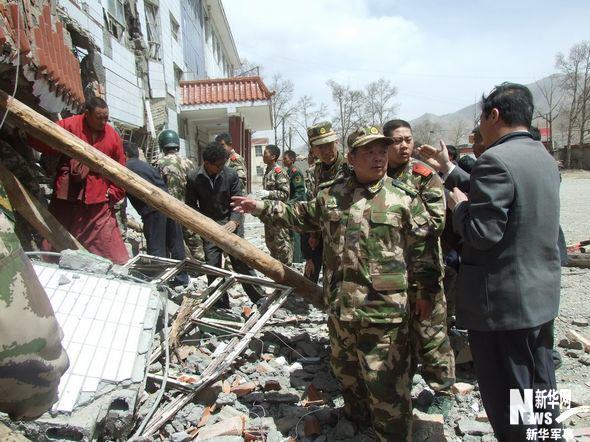 Up to 8 p.m., April 14, Yushu armed police have dug out with their own hands 960 people trapped in the ruins, including 62 bodies. 