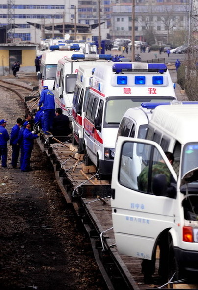 Medical staffs and first-aid vehicles are sent from Yuci city, Shanxi province to Yushu, the quake-hit area April 15, 2010. 