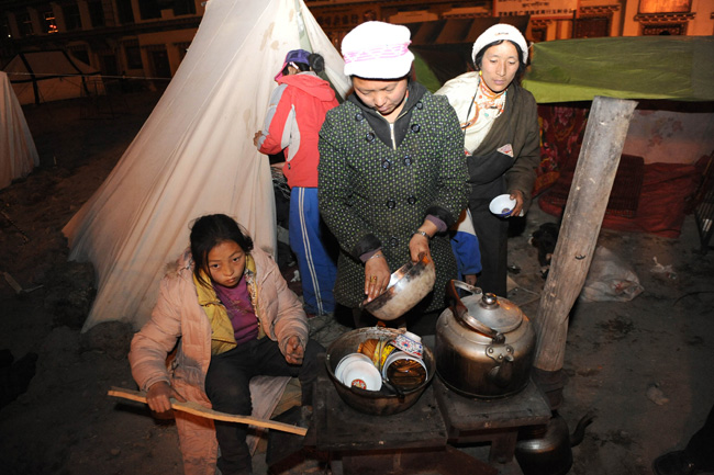 Residents wash dishes at a square in Tibetan Autonomous Prefecture of Yushu, northwest China's Qinghai Province, April 15, 2010