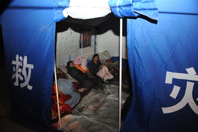 Residents rest in a tent in Tibetan Autonomous Prefecture of Yushu, northwest China's Qinghai Province, April 15, 2010.(