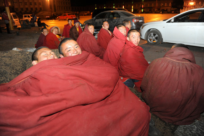 Residents rest at a square in Tibetan Autonomous Prefecture of Yushu, northwest China's Qinghai Province, April 15, 2010.(