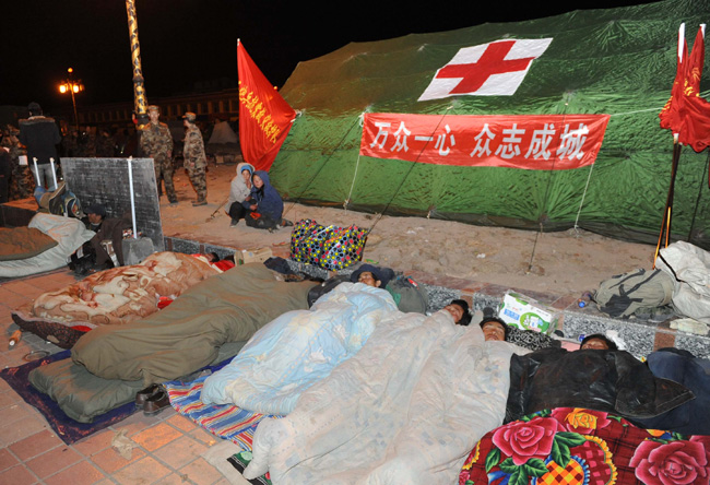 Residents rest at a square in Tibetan Autonomous Prefecture of Yushu, northwest China's Qinghai Province, April 15, 2010.(