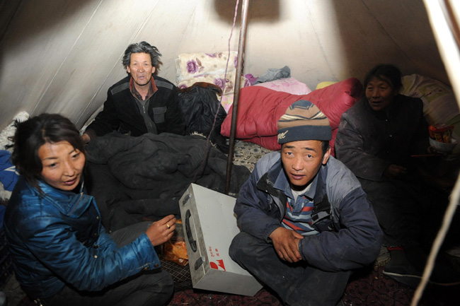 Residents rest in a tent in Tibetan Autonomous Prefecture of Yushu, northwest China's Qinghai Province, April 15, 2010.(