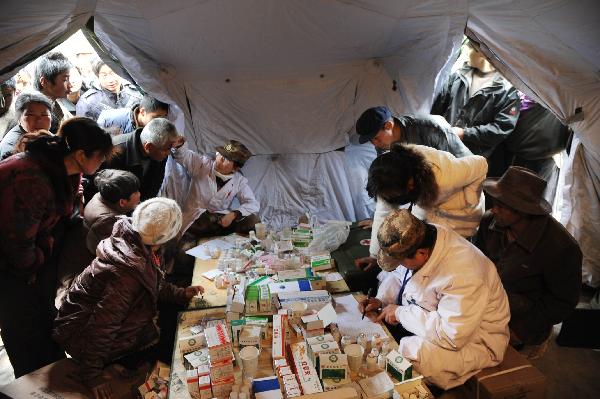 People wait to see doctors at a military tent hospital in Gyegu Town of earthquake hit Yushu County of northwest China's Qinghai Province e,April 16,2010.Dozens of medical team have rushed to Yushu from all over China since the 7.1-magnitude quake struck here early Wednesday.(