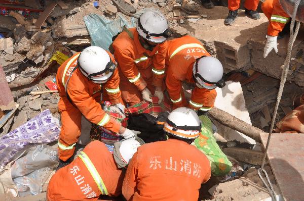 Rescuers help survivors out of debris in quake-hit Yushu County, Qinghai Province, April 16, 2010. A dragnet serach for survivors is implemented throughly at all rescuing sites as the 'golden 72 hours', a key surviving chance for buried people comes on Friday. Yushu was jolted by a 7.1-magnitude earthquake Wednesday morning, which has left at least 1144 people dead.