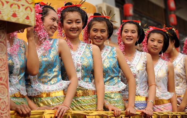 Local girls of Dai ethnic group attend the Water Splashing Festival celebration in Jinghong City in Dai Autonomous Prefecture of Xishuangbanna, Yunnan Province, April 15, 2010.