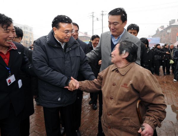 Chinese Vice Premier Li Keqiang (C) shakes hands with a local resident during his inspection in Fushun, northeast China's Liaoning Province, April 16, 2010. Li made an inspection tour in Liaoning from April 14 to 17. [Li Tao/Xinhua]