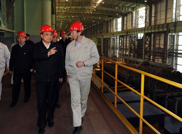 Chinese Vice Premier Li Keqiang (L, front) visits a branch of Angang Steel Company Limited in Yingkou, northeast China's Liaoning Province, April 15, 2010. Li made an inspection tour in Liaoning from April 14 to 17. [Li Tao/Xinhua]