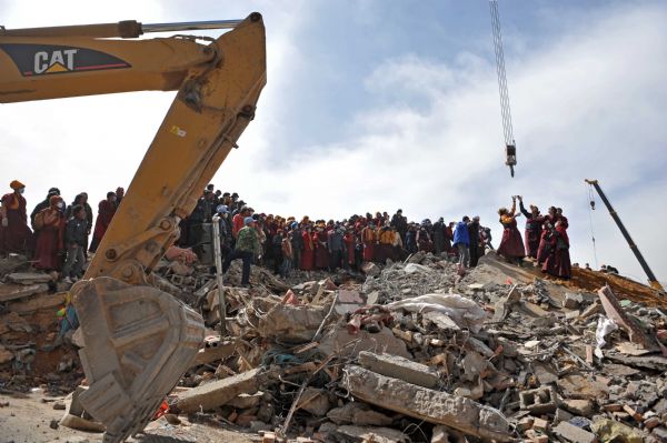 Rescuers search for quake survivors in Gyegu Town, northwest China's Qinghai Province, on April 17, 2010. Rescuers are going all-out to save lives in quake-hit Qinghai Province, even as the critical first 72 hours for rescuing survivors has passed. [Wang Peng/Xinhua]