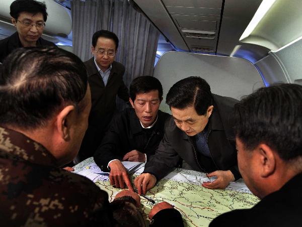 Chinese President Hu Jintao (R) flies to the quake-hit Yushu in northwest China's Qinghai Province Sunday morning to direct relief work. [Xinhua]