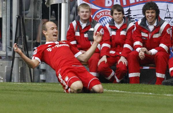 Bayern Munich's Arjen Robben celebrates a goal against Hannover 96 during their German Bundesliga first division soccer match in Munich April 17, 2010.