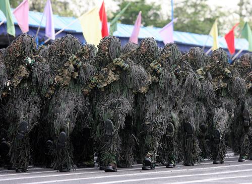 Iranian soldiers in camouflage march during the Army Day parade in Tehran, Iran, April 18, 2010. Iranian President Mahmoud Ahmadinejad said here on Sunday that the interference of foreigners served the root cause of all tensions and divisions in the region, demanding foreign forces to leave the region. [Xinhua] 