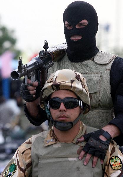  Iranian soldiers march during the Army Day parade in Tehran, Iran, April 18, 2010. Iranian President Mahmoud Ahmadinejad said here on Sunday that the interference of foreigners served the root cause of all tensions and divisions in the region, demanding foreign forces to leave the region. [Xinhua] 