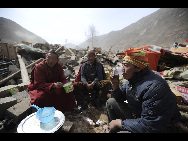 People affected by the earthquake have lunch in Gyegu in Yushu County, Qinghai province, April 18, 2010.[Xinhua]