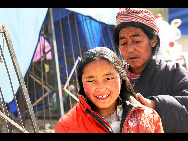 The photo shows life of earthquake survivors in quake-hit area Yushu, Qinghai province, April 18, 2010. [Xinhua] 