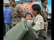 The photo shows life of earthquake survivors in quake-hit area Yushu, Qinghai province, April 18, 2010. [Xinhua] 
