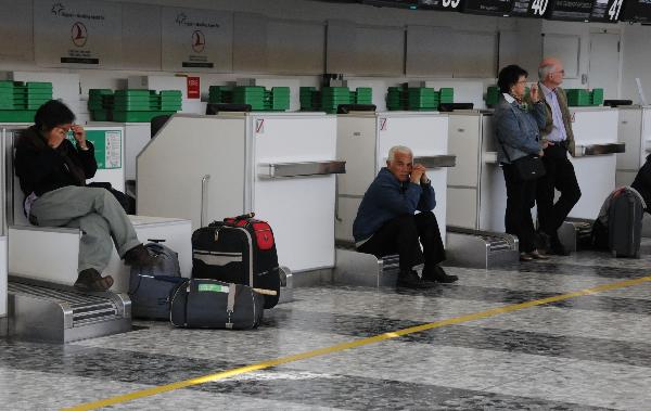 Passengers wait as flights restriction continues at Vienna International Airport in Vienna, Austria, April 17, 2010. (Xinhua/Liu Gang)