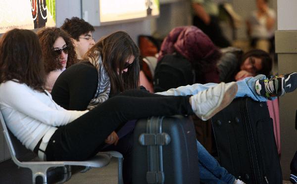 Passengers wait at the Tegel Airport in Berlin, Germany, April 17, 2010. German airspace will be closed until 8:00 am Sunday because of a cloud of volcanic ash from Iceland expanding over Europe. (Xinhua/Luo Huanhuan)