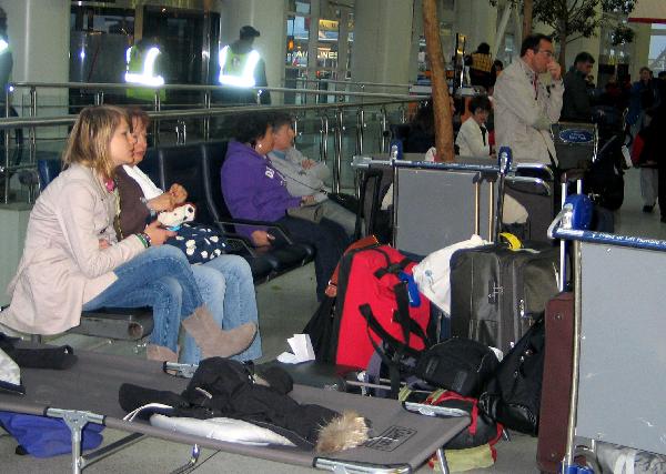 Passengers wait at the New York's John F. Kennedy International Airport, on April 17, 2010. Hundreds of tourists from different European countries were waiting here Saturday for word on the ash cloud from an Icelandic volcano. (Xinhua/Wang Chengyun)