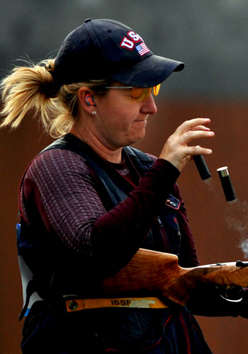 Kimberly Rhode of the U.S. unloads the shotgun during the skeet women final of the ISSF World Cup Beijing 2010 in Beijing, capital of China, April 18, 2010. Kimberly Rhode claimed the champion. (Xinhua/Wang Yuguo) 