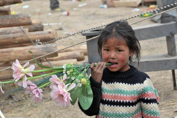 One of the daughters of Ngot (transliterated) plays in Gyegu Town of the Tibetan Autonomous Prefecture of Yushu, northwest China's Qinghai Province, April 17, 2010.