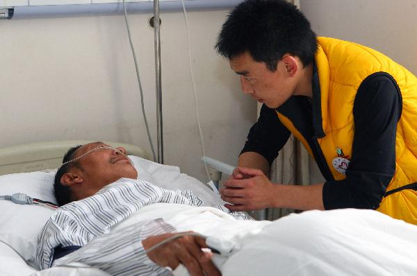 A volunteer (R) chats with an injured person at the 1st affiliated hospital of Xi'an Jiaotong University in Xi'an, northwest China's Shannxi province, April 18, 2010. Many volunteers of the Tibetan ethnic group supplied oral interpretation service in hospitals in Xi'an, where injured people from the quake-hit Yushu Tibetan Autonomous Prefecture of northwest China's Qinghai Province are treated.