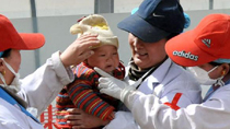 Medical staff take care of newborn in quake-hit Yushu