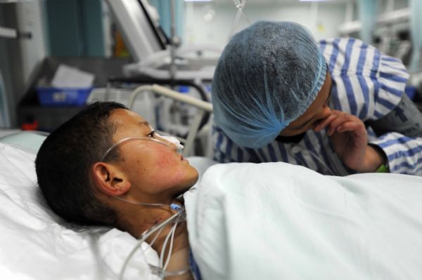 Injured Gajiao (D) and his elder sister Qiuqu meet for the first time after they were transfered from the quake-hit site for medical treatment at the Huaxi Hospital Affiliated to Sichuan University in Chengdu, southwest China's Sichuan Province, April 18, 2010. 