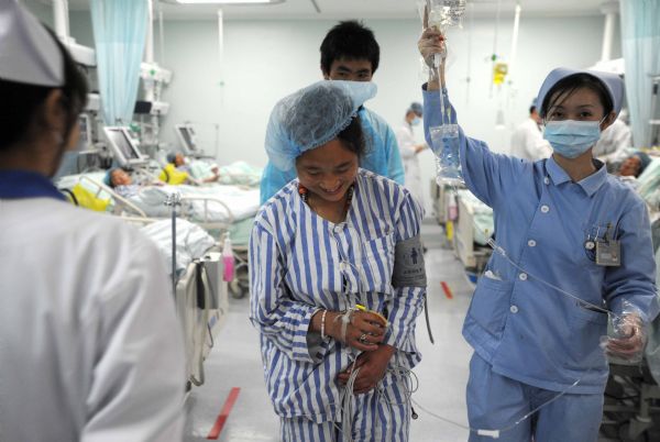 Injured Qiuqu (C) manages to meet her younger brother Gajiao right after she is able to walk at the Huaxi Hospital Affiliated to Sichuan University in Chengdu, southwest China's Sichuan Province, April 18, 2010. 