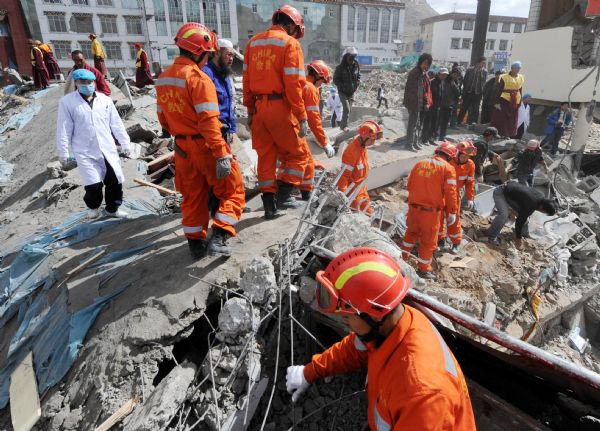 Members of China International Search and Rescue Team work in the quake-hit Yushu Tibetan Autonomous Prefecture of northwest China's Qinghai Province, April 19, 2010.(