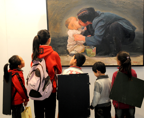 Children view a painting at the 3rd China Culture and Art Expo in Weifang, Shandong Province, April 18, 2010.