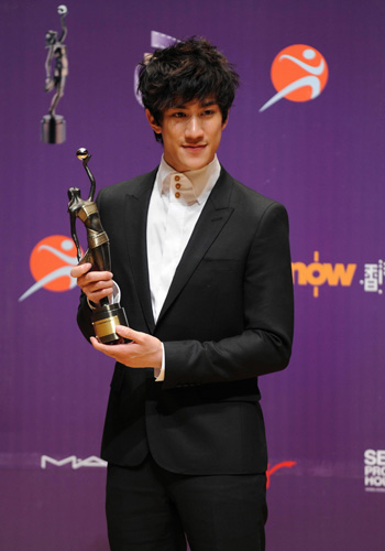 Hong Kong actor Aarif Lee poses with his trophy at the backstage after winning the Best New Performer award for his role in the movie 'Echoes of the Rainbow' at the 29th Hong Kong Film Awards April 18, 2010. 