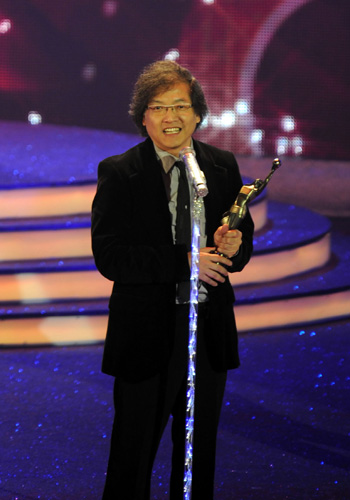 Hong Kong director and scriptwriter Alex Law wins best script for the movie 'Echoes of the Rainbow' at the 29th Hong Kong Film Awards April 18, 2010.