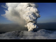 A column of steam and ash rises out of an erupting volcano near Eyjafjallajokull April 19, 2010. [chinadaily.com.cn]