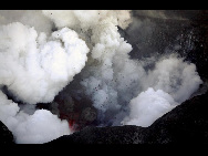 Molten lava shoots out of an erupting volcano near Eyjafjallajokull April 19, 2010. [China Daily via Agencies]