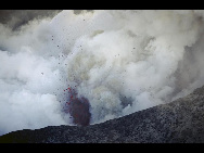 Molten lava shoots out of an erupting volcano near Eyjafjallajokull April 19, 2010. [China Daily via Agencies]