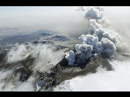 Steam, rocks and ash are thrown out of an erupting volcano near Eyjafjallajokull April 19, 2010.[China Daily via Agencies]