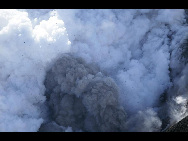 Steam, rocks and ash are thrown out of an erupting volcano near Eyjafjallajokull April 19, 2010.[China Daily via Agencies]