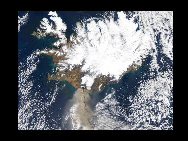 The ash plume of southwestern Iceland's Eyjafjallajokull volcano streams southwards over the Northern Atlantic Ocean in a satellite photograph made April 17, 2010. [China Daily via Agencies]