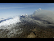  Steam and ash float out to the northern Atlantic from an erupting volcano near Eyjafjallajokull April 19, 2010. [China Daily via Agencies]