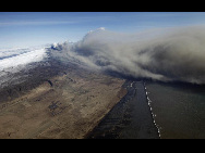  Steam and ash float out to the northern Atlantic from an erupting volcano near Eyjafjallajokull April 19, 2010. [China Daily via Agencies]