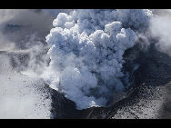  Steam, rocks and ash are thrown out of an erupting volcano near Eyjafjallajokull April 19, 2010. [China Daily via Agencies]
