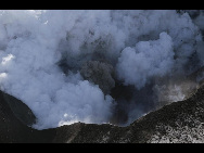  Steam, rocks and ash are thrown out of an erupting volcano near Eyjafjallajokull April 19, 2010. [China Daily via Agencies]