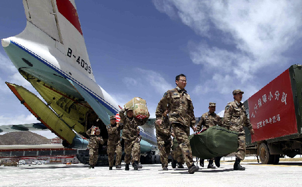 Members of the night navigation support group help to convey relief materials at the Yushu Airport in Yushu, northwest China's Qinghai Province, April 18, 2010.