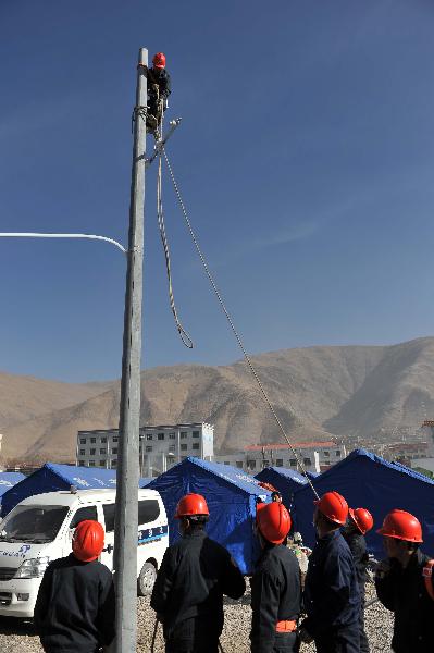 Electric power workers repair Electric facilities in the quake-hit Yushu Tibetan Autonomous Prefecture of northwest China's Qinghai Province, April 19, 2010. 