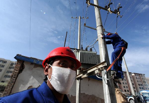 Electric power workers rush to repair Electric facilities in the quake-hit Yushu Tibetan Autonomous Prefecture of northwest China's Qinghai Province, April 19, 2010. 