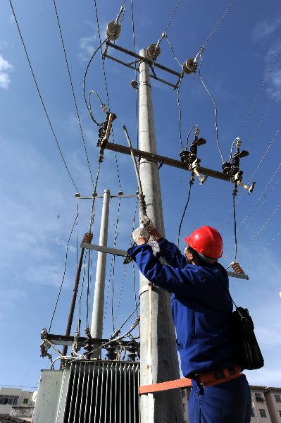 Electric power workers rush to repair Electric facilities in the quake-hit Yushu Tibetan Autonomous Prefecture of northwest China's Qinghai Province, April 19, 2010. 