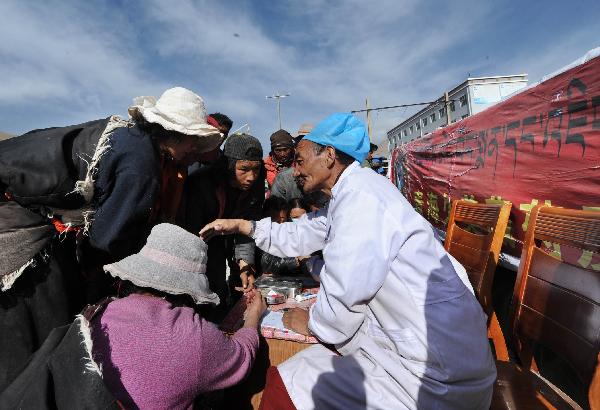 Local residents receive treatment at a spot of a Tibetan medicine hospital in the quake-hit Yushu Tibetan Autonomous Prefecture of northwest China's Qinghai Province, April 19, 2010. 