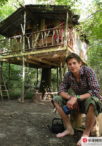 Nick Weston, 28, who lost his job due to the current financial crisis, built and lived in a treehouse in the woods of southern England, foraging for food, for six months. He was curious to see if it was possible to live as a 21st century hunter-gatherer. The latter-day Robinson Crusoe also kept a diary of the joys and hardships of tree-top living, which have now been published as a new book. [huanqiu.com]